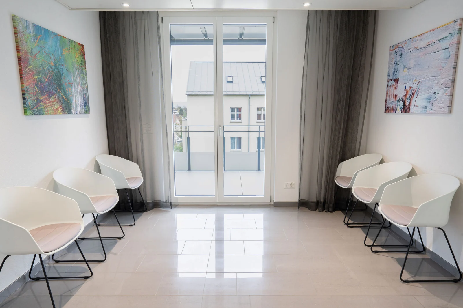 Wartezimmer mit Blick auf den Balkon